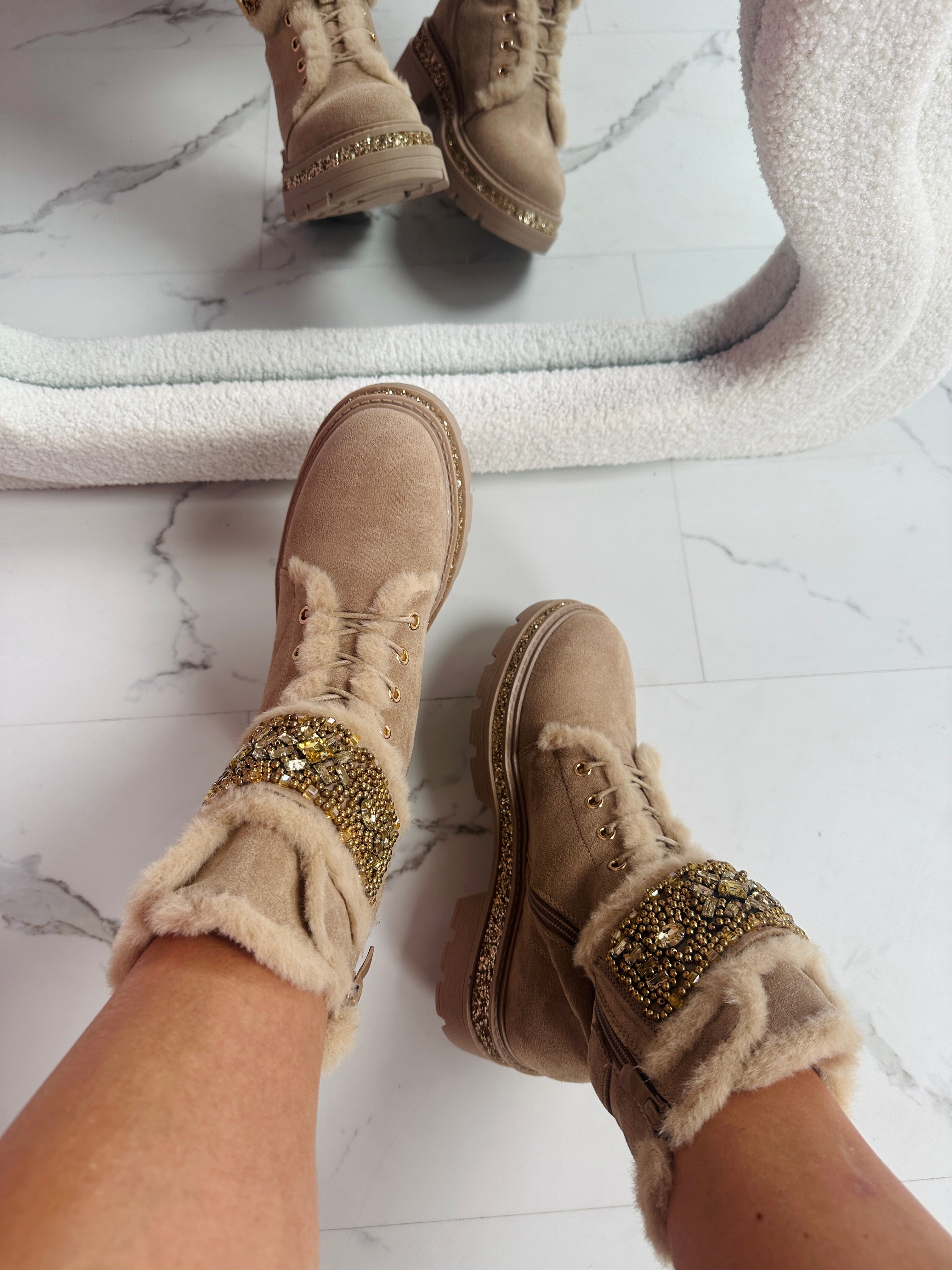 Botas Beige con Detalles de Piedra
