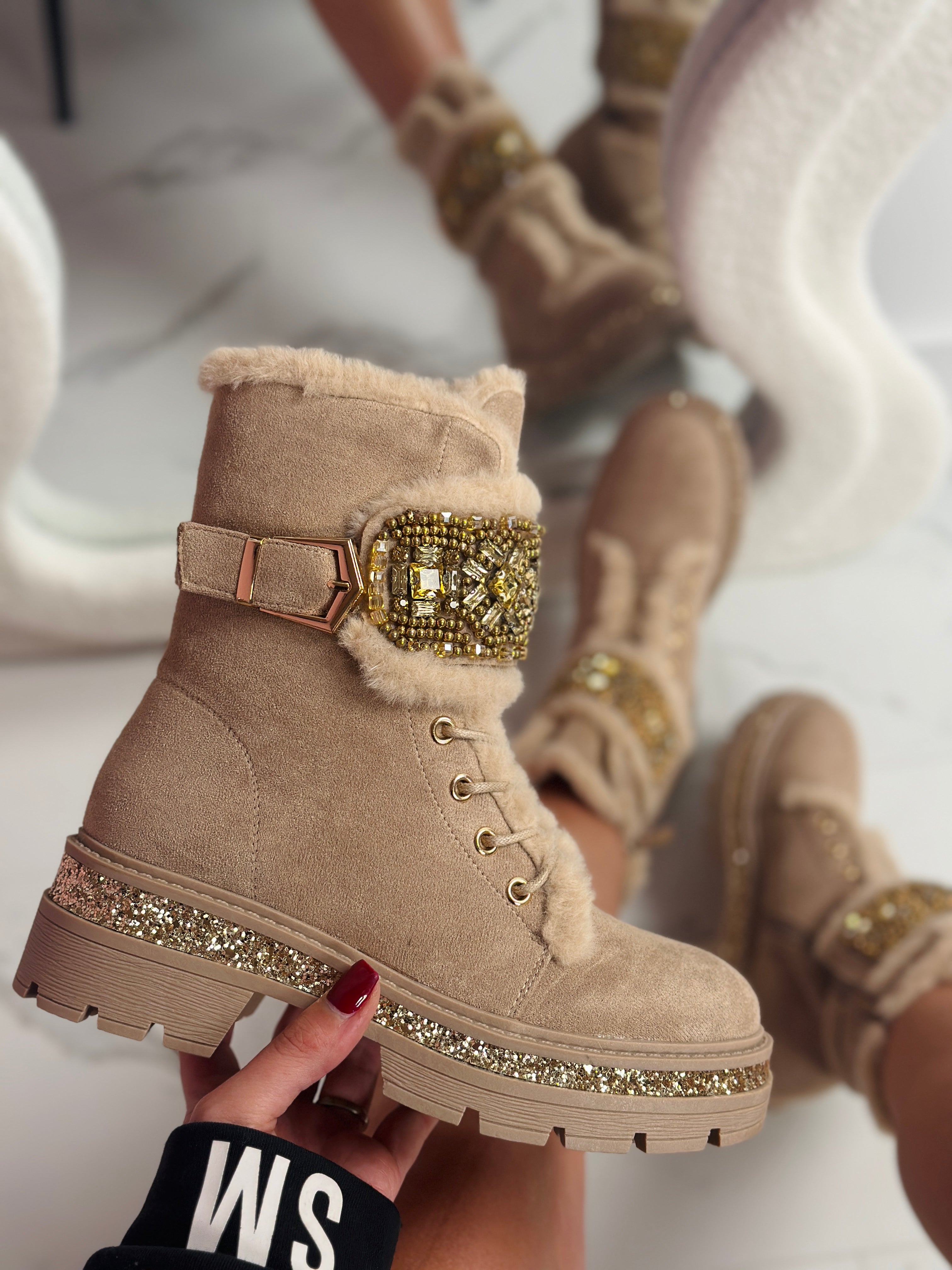 Botas Beige con Detalles de Piedra
