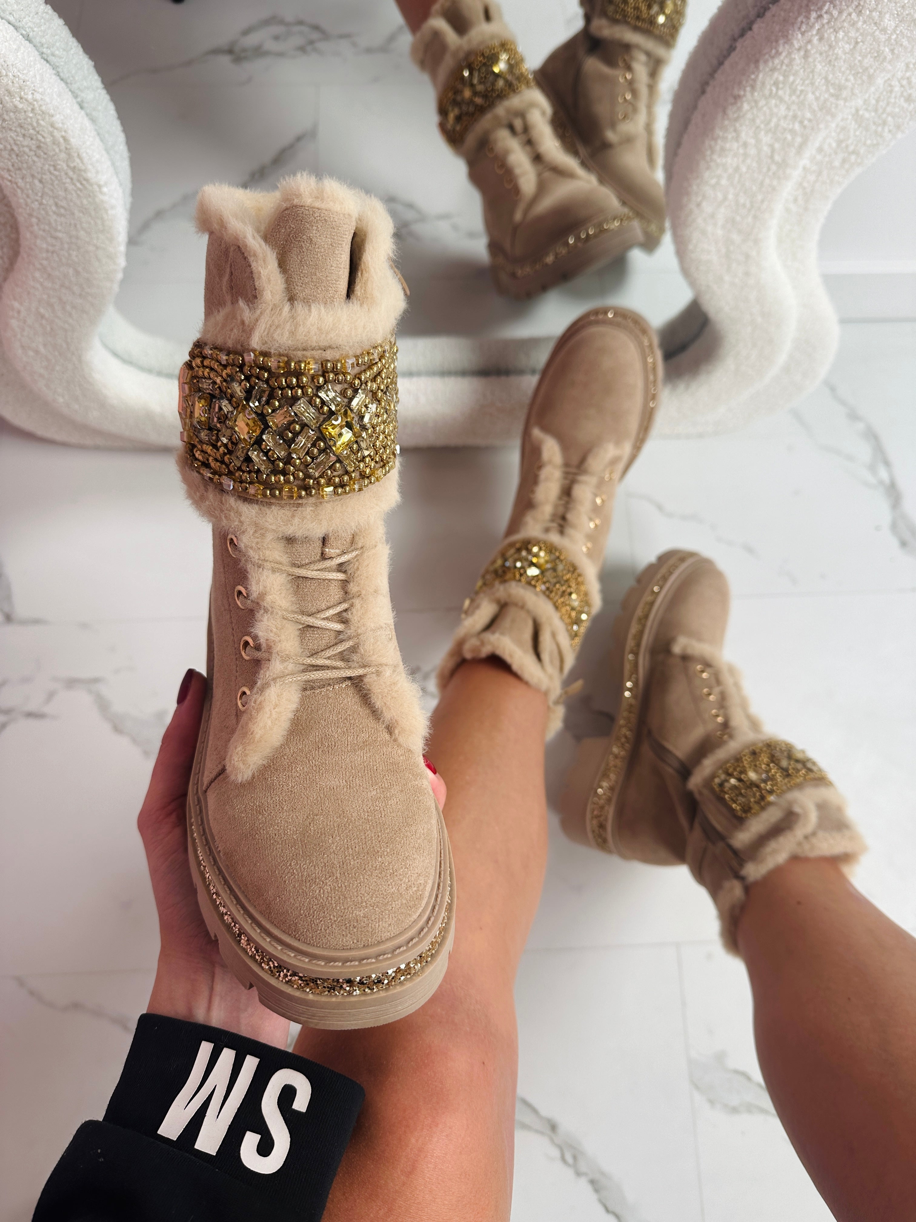 Botas Beige con Detalles de Piedra