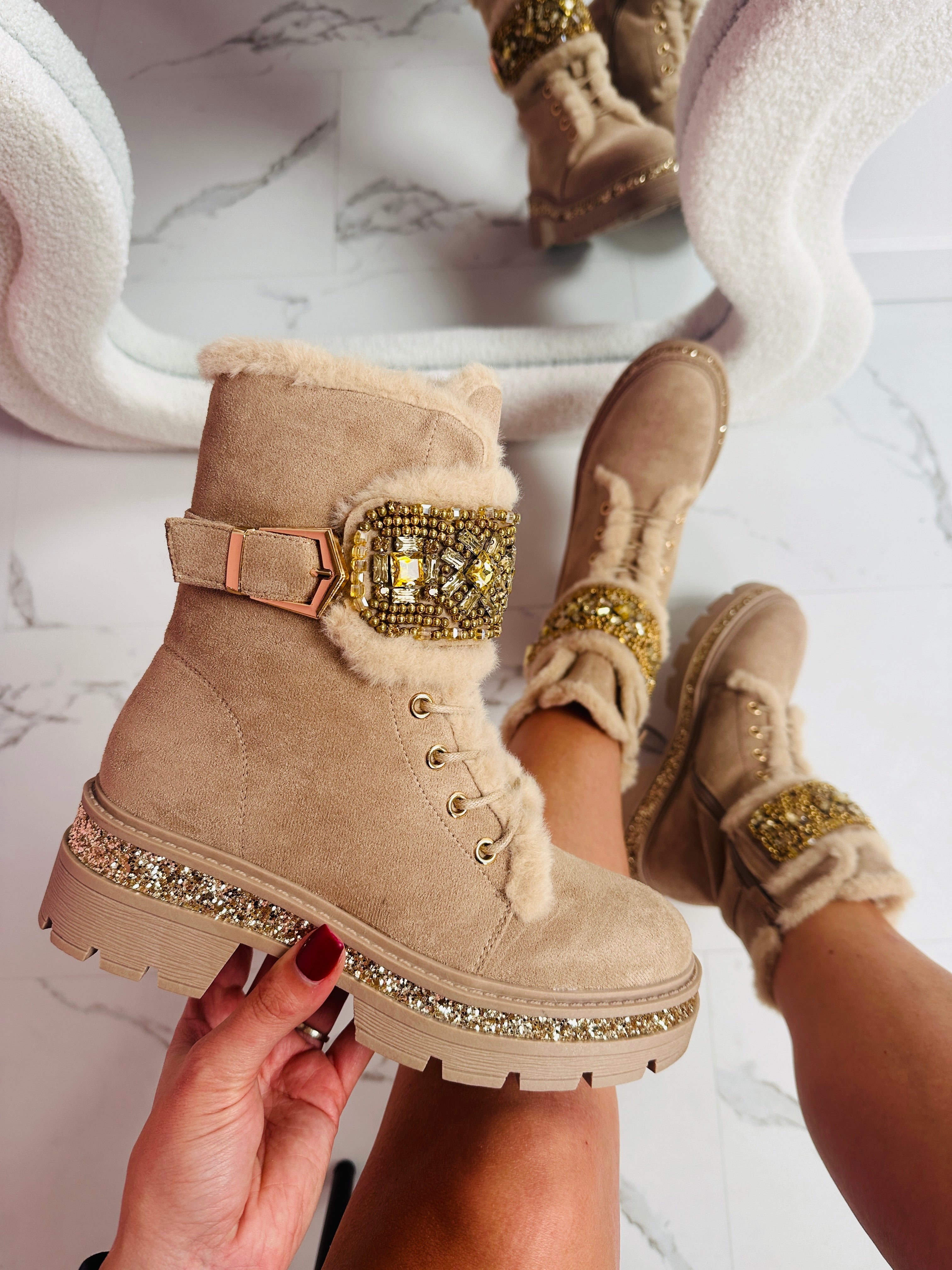 Botas Beige con Detalles de Piedra