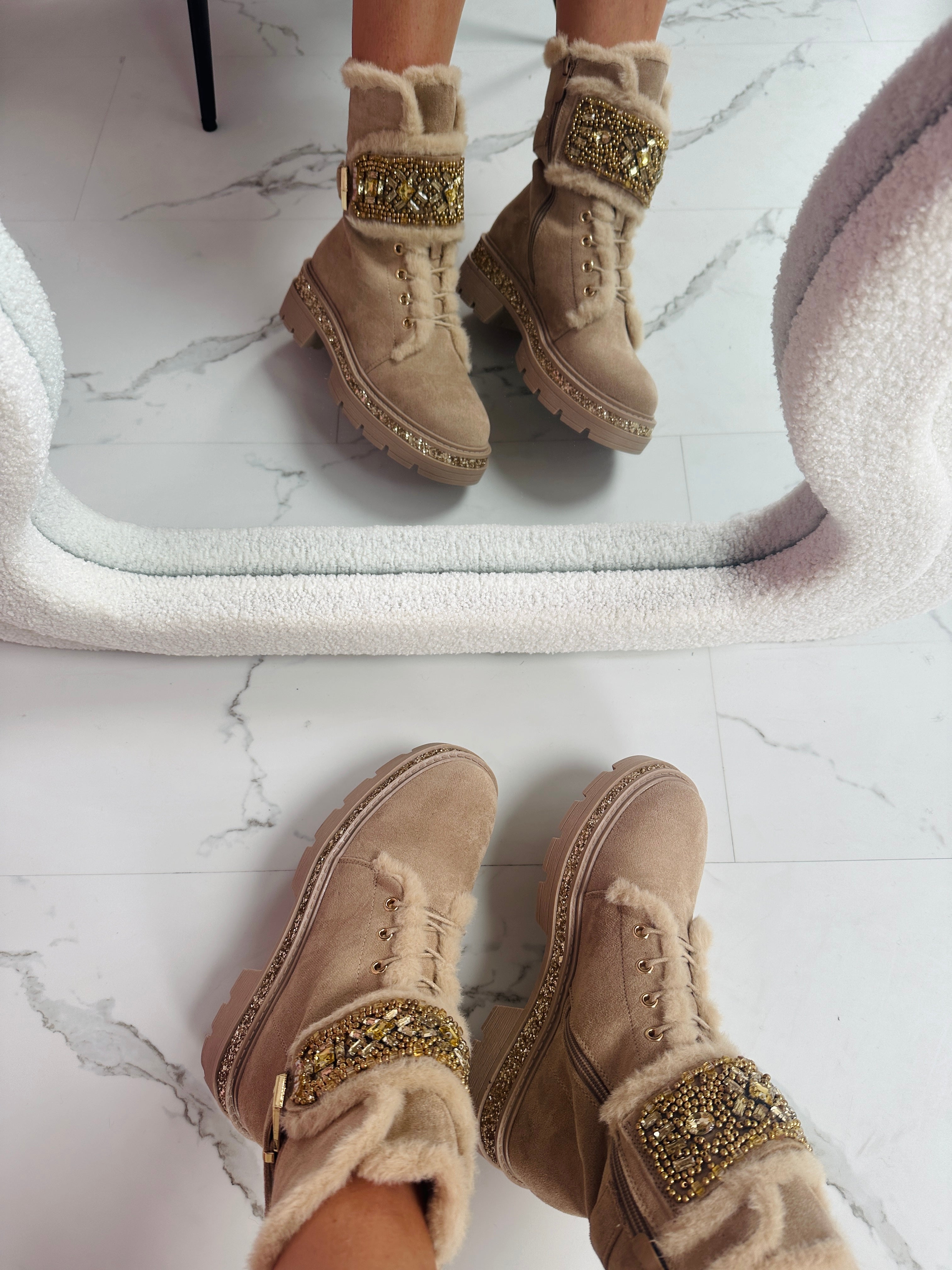 Botas Beige con Detalles de Piedra