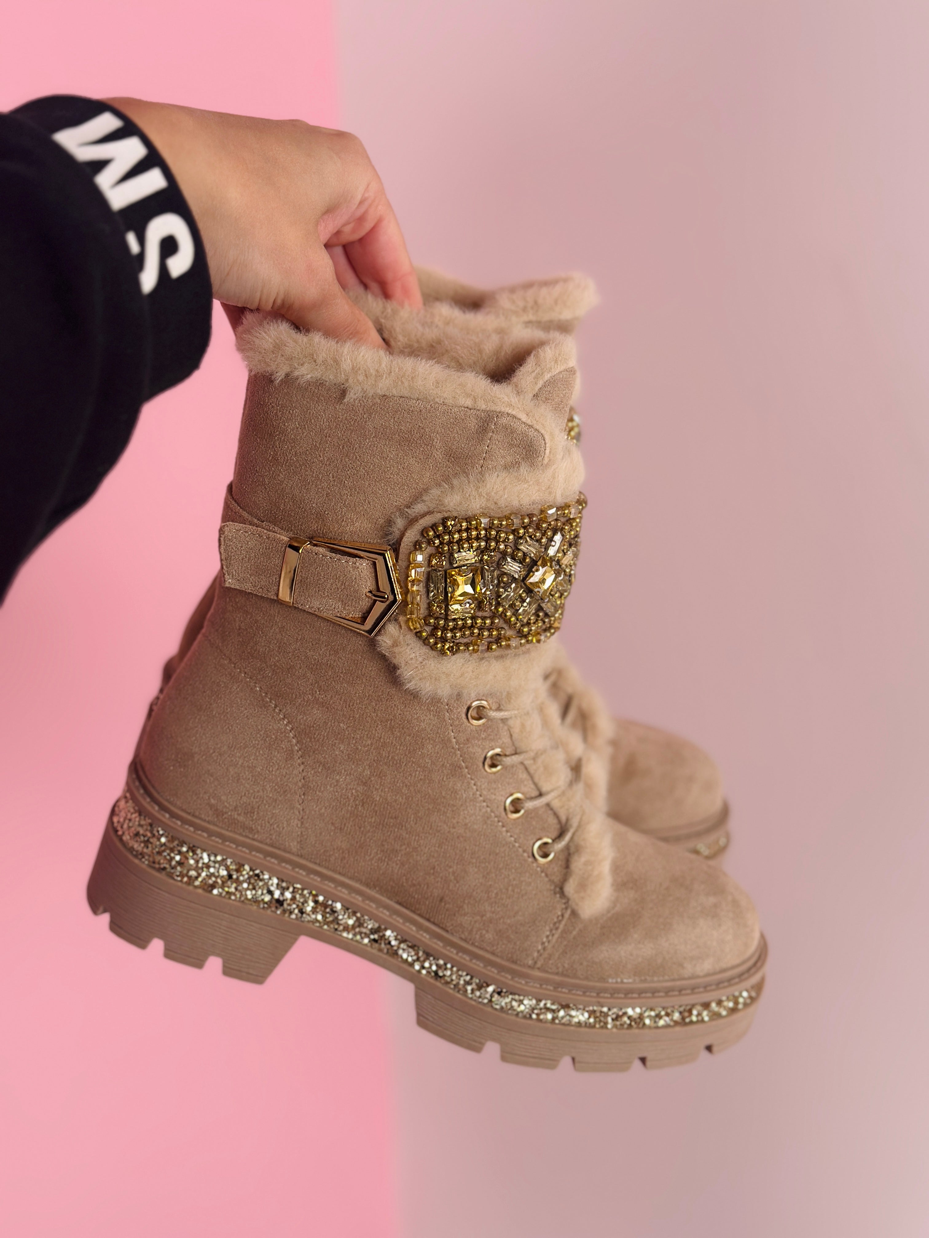 Botas Beige con Detalles de Piedra